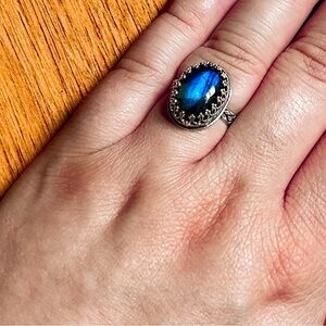 Handmade Labradorite Ring with Flower Band Detail - 6.5